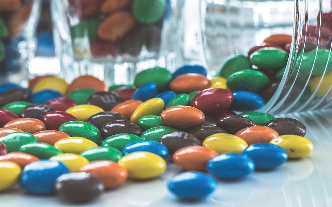 Una caja artesanal de bombones de chocolate con decoración dorada
